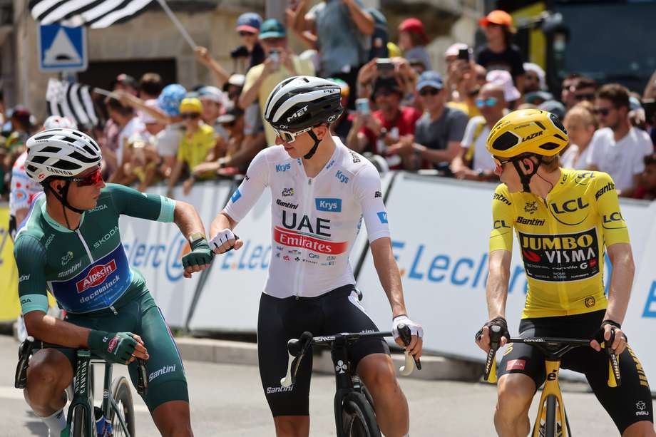 Jasper Philipsen (izquierda), junto a Tadej Pogacar (centro) y Jonas Vingegaard, segundo y primero respectivamente de la clasificación general del Tour de Francia.