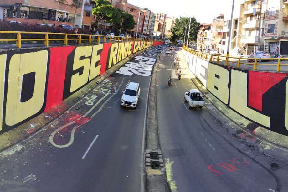 El grafiti "El pueblo no se rinde carajo" fue pintado en el deprimido de la avenida San Juan con la 80, en Medellín. Los mensajes plasmados por grafiteros en los muros de diversas ciudades del país son una expresión del estallido social. 