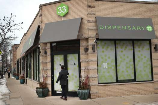 Un cliente ingresa al dispensario de marihuana Dispensary33 en Chicago, Illinois. / AFP