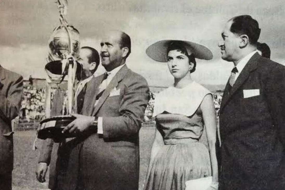 En 1956 Deportes Quindío ganó su única estrella de la Liga Colombiana. En la foto Eduardo Mora Mora, gerente de la Dimayor, con la copa.