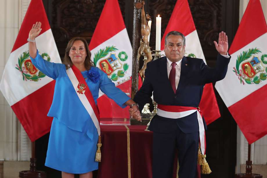 La presidenta de Perú, Dina Boluarte, juramenta a Gustavo Adrianzén como su nuevo primer ministro este miércoles, en el Palacio de Gobierno de Lima (Perú).