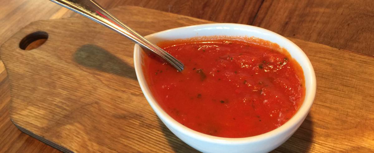 La salsa napolitana es uno de los mejores ingredientes para acompañar la pasta o una buena proteína. Aquí te enseñamos a prepararla para que quede exquisita.