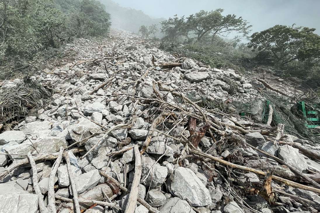 Imagen proporcionada por el Departamento de Bomberos de Hualien, tomada y publicada el 3 de abril de 2024, muestra los escombros en Hualien, después de que un gran terremoto azotara el este de Taiwán.