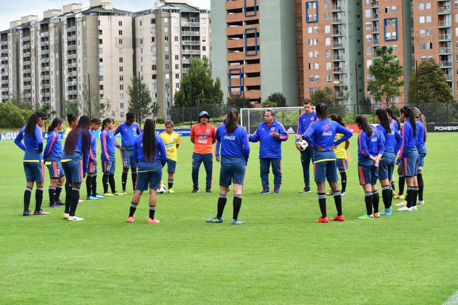 En el centro, Didier Luna, entrenador de la selección femenina Sub 17 en la sede deportiva de la Federación Colombiana de Fútbol en Bogotá. / FCF