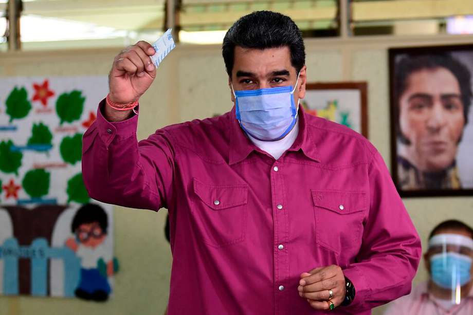 El presidente Nicolás Maduro vota en las elecciones parlamentarias de 2020.