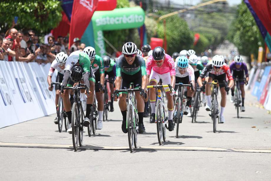Cristian Vélez (GW Erco Shimano) se impuso en el embalaje de la primera etapa de la Vuelta de la Juventud 2024.