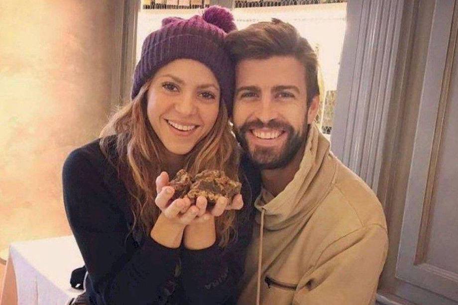 Mientras Shakira lucha por la custodia de sus hijos, Piqué disfruta de su romance con Clara Chía.
