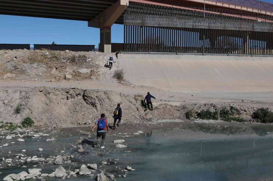 Migrantes cruzan el Río Bravo entre Estados Unidos y México. / AFP / Herika Martinez
