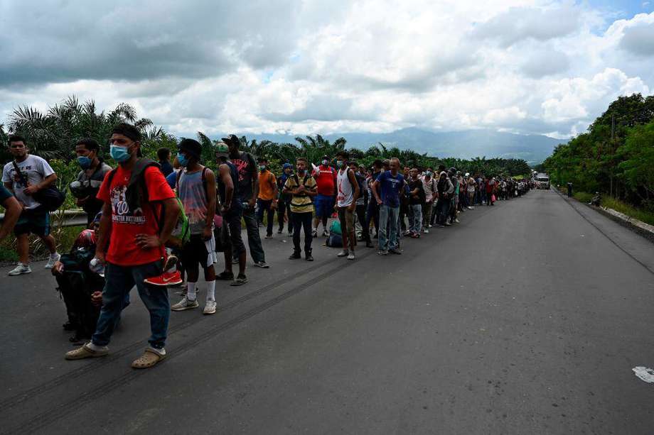 Cerca de 3.000 migrantes de honduras cruzaron la frontera con Guatemala y van rumbo a EE. UU.