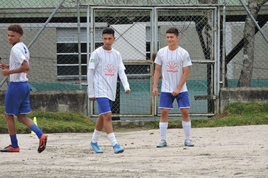 Mateo Ramírez (Pito), Mateo Peña (Peña) y Juan Esteban Sánchez (Rolo), en el calentamiento para iniciar entrenamiento en Bello, Antioquia, con la Sub 17 del Club Tiendas Margos.