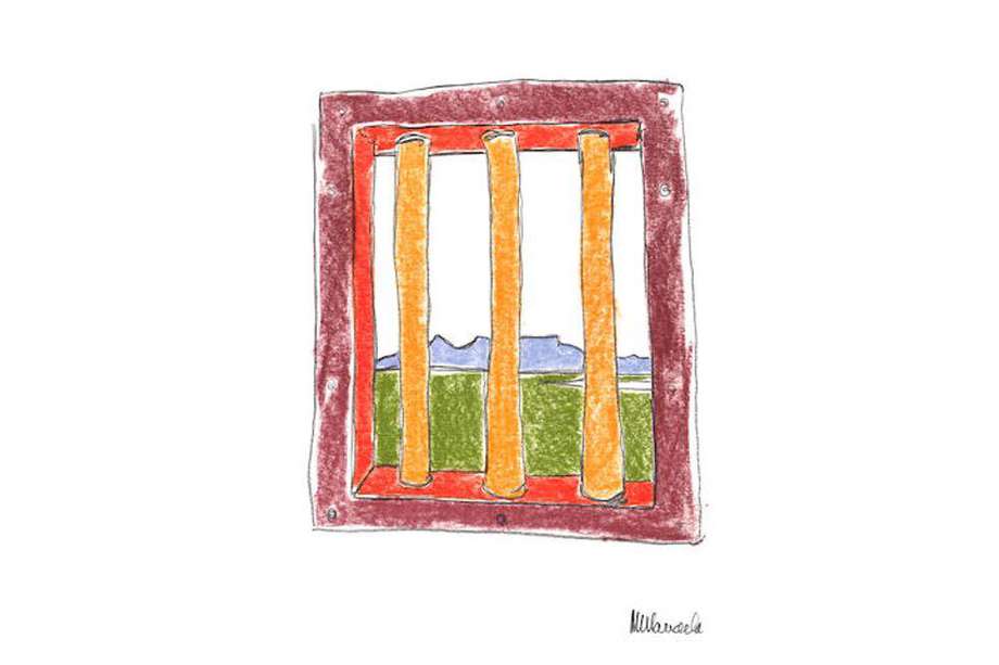 Esta acuerala se titula 'La ventana'. En ella, Mandela ilustra la vista desde la ventana de su celda en Robben Island.