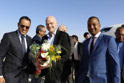 Gianni Infantino es agasajado por Ahmed Yahya (a su derecha) a su llegada a Nouakchott, Mauritania, el 18 de febrero de 2018.