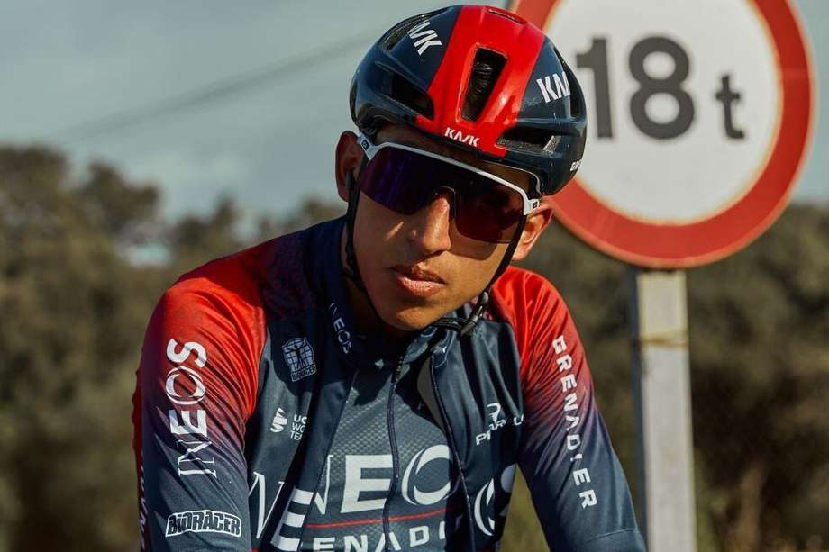 El ciclista colombiano Egan Bernal, con el uniforme de su equipo Ineos Grenadiers.