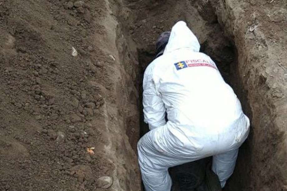 El descubrimiento se dio cuando exhumaban el cuerpo de una presunta víctima de desaparición forzada.