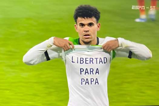 Al minuto 90+5, Luis Díaz salvó un punto para el Liverpool tras anotar el 1-1. El gol se lo dedicó a su padre con un mensaje en el que pide su libertad.