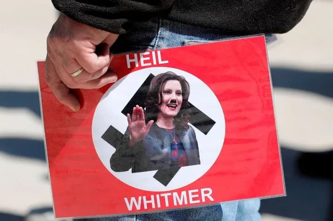 La gobernadora de Michigan, la demócrata Gretchen Whitmer, ha recibido varias amenazas de extremistas de derecha debido a su manejo de la pandemia por adoptar medidas como el cierre de locales y el uso obligatorio del tapabocas.