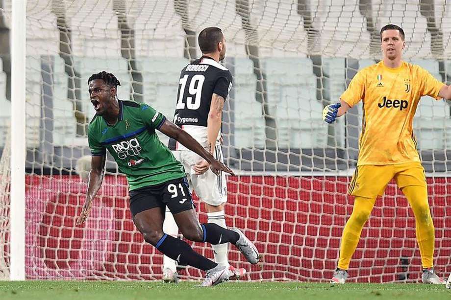 Duván Zapata celebrando el gol que abrió el marcador en el empate 2-2 contra la Juventus en Turín.