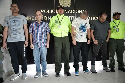 "Pelusa" (de camiseta gris) junto a los demás supuestos integrantes de la red de narcotráfico que habrían tenido negocios con Viáfara. / Óscar Pérez - El Espectador
