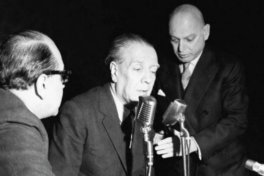 Jorge Luis Borges en  rueda de prensa en el Teatro Colón, de visita en Bogotá en julio de 1965. /Archivo El Espectador.