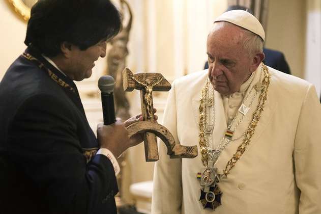 Significado del polémico crucifijo de Evo Morales 