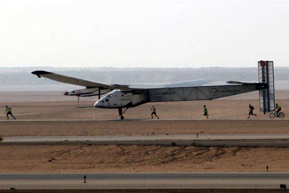 El avión solar Solar Impulse II durante su aterrizaje en el aeropuerto internacional de El Cairo. / EFE 
