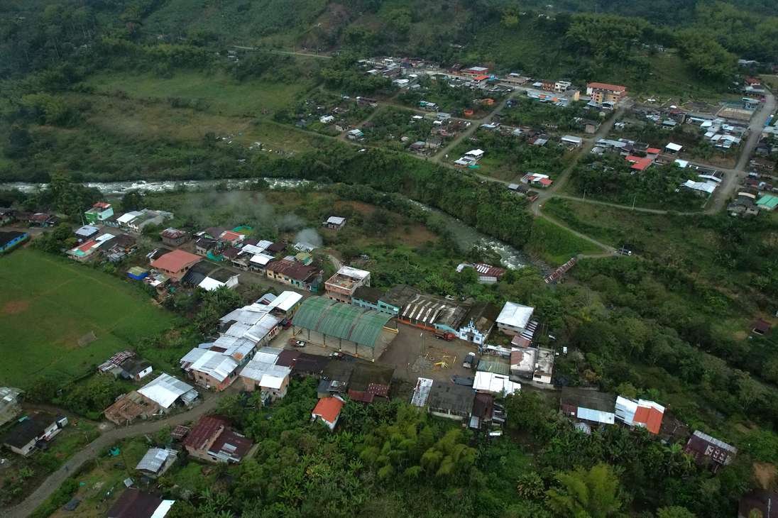 La vereda Tallambí está ubicada en el municipio de Cumbal (Nariño), en zona de frontera con Ecuador. El río San Juan es una frontera natural que divide esta vereda de la parroquia El Chical del vecino país.