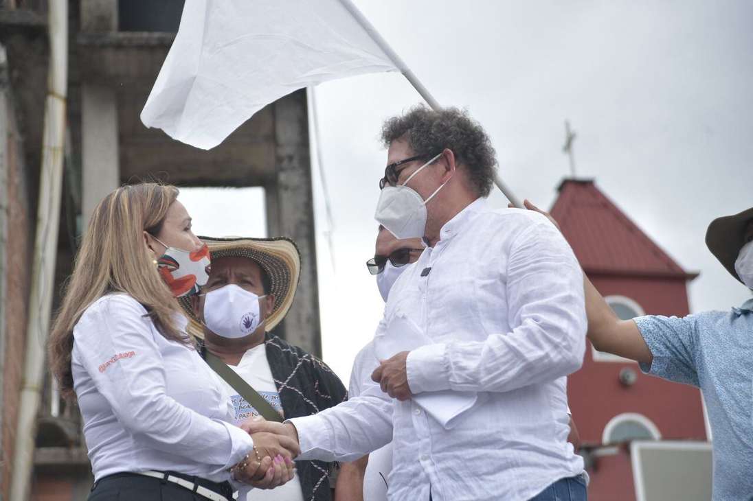 En la ceremonia, los exFarc le pidieron perdón a Rocío López de la gobernación del Meta quien fue víctima del secuestro masivo o llamado "pescas milagrosas".