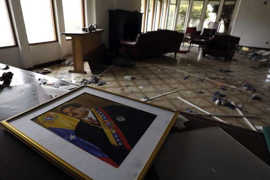 El consulado de Venezuela en Bogotá está abandonado y en ruinas desde hace dos años.  / EFE