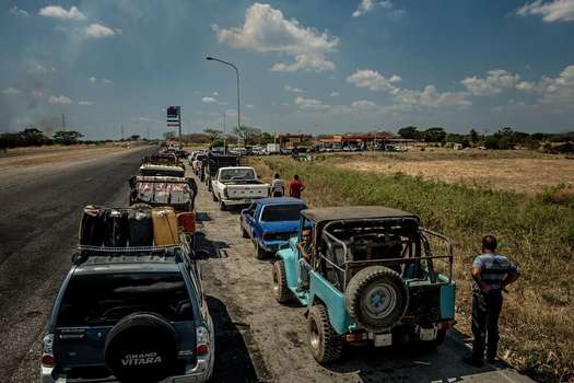 Una fila de automovilistas aguardaron por horas para cargar gasolina en el estado venezolano Portuguesa. / Meridith Kohut para The New York Times