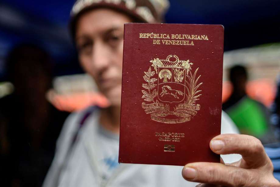 Mientras que el salario mínimo en Venezuela no alcanza los US$4, el pasaporte puede llegar a costar US$300.