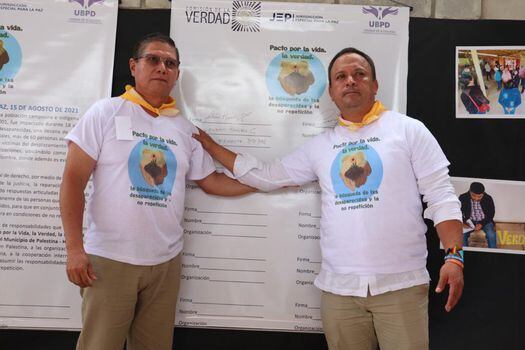 Fabián Ramírez, excomandante de las Farc, y Enrique Chimonja, hijo de Tulio Enrique Chimonja, desaparecido por esa guerrilla, fueron los primeros en firmar el pacto por la búsqueda de desaparecidos en Palestina (Huila).