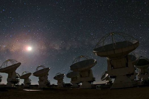 Imagen del radiotelescopio ALMA en el desierto de Atacama.