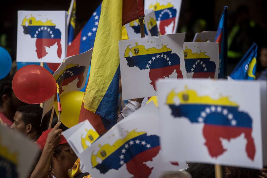 Personas apoyan el referéndum consultivo por la zona en reclamación de El Esequibo, el 10 de noviembre del 2023 en Caracas (Venezuela). 