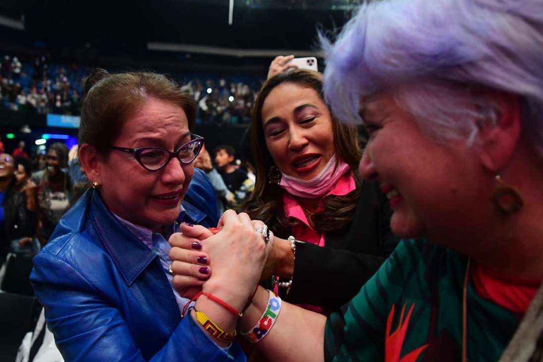 Miles de seguidores de Gustavo Petro celebran su elección como nuevo presidente de Colombia en el Movistar Arena en Bogotá.