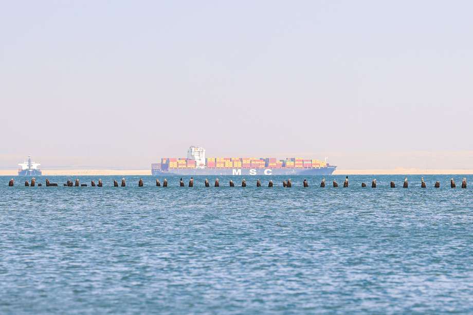Buque portacontenedores de MSC navega hacia el sur a través del Gran Lago Amargo en Ismailia, Egipto.