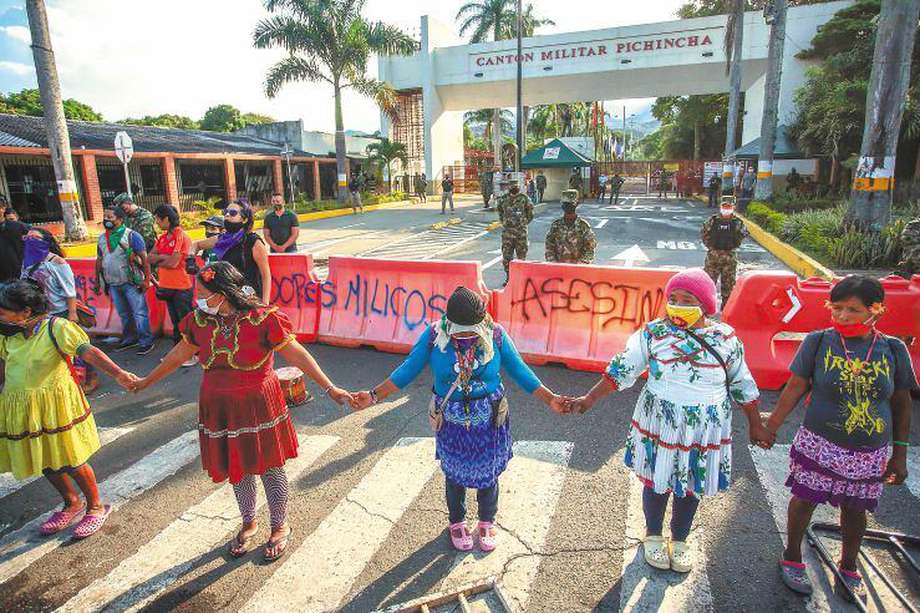 Las mujeres indígenas participan en una protesta fuera del Batallón Pichincha (Cali). Según la Fiscalía, hay 40 casos de violencia sexual contra menores de edad indígenas en etapa de juicio.  / AFP-Paola Andrea Mafla Chávez.
