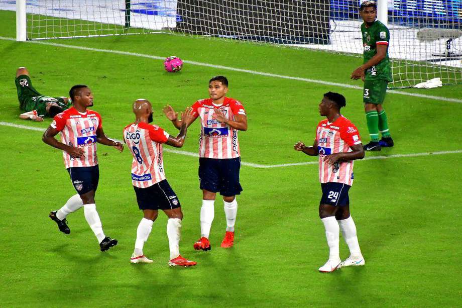Los jugadores de Júnior celebran el gol con el que Larry Vásquez abrió el marcador frente a Patriotas.