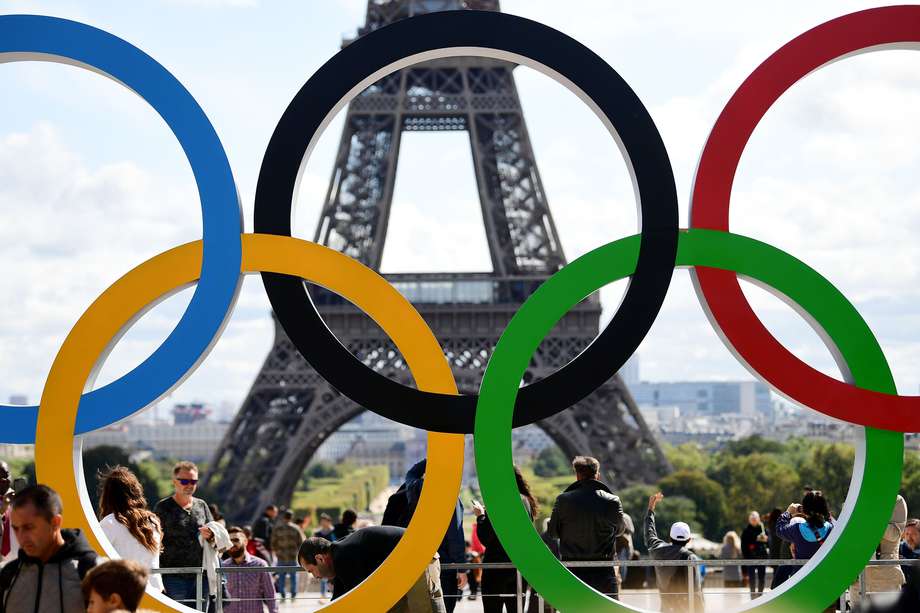 Los anillos olímpicos con la Torre Eiffel de fondo. 