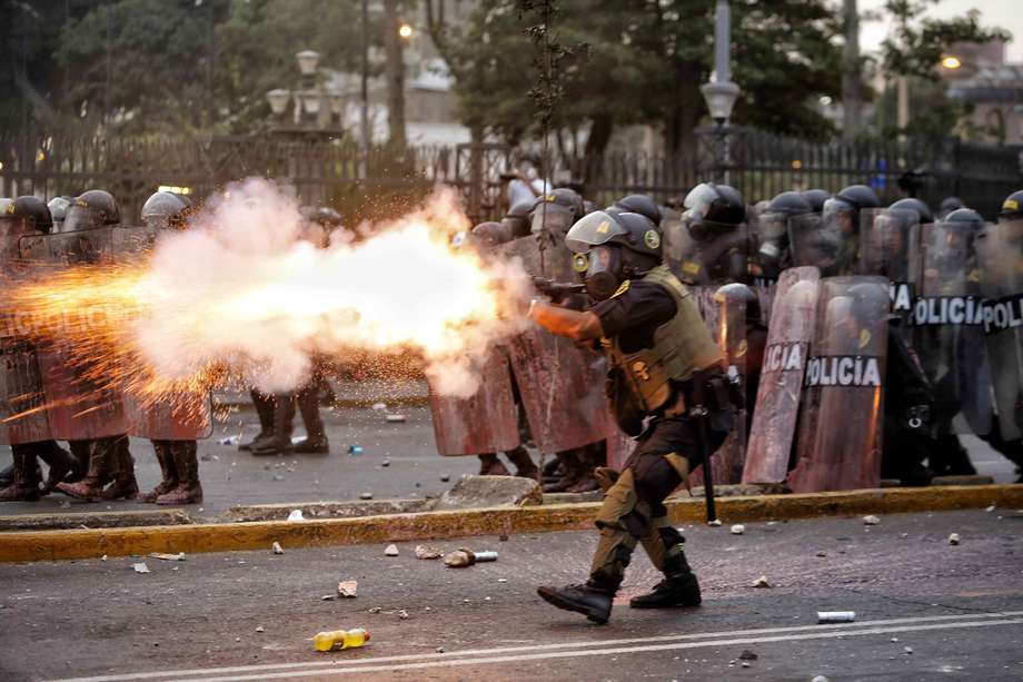 Miembros de la Policía enfrentan a manifestantes durante una nueva jornada de protestas antigubernamentales en Lima, donde exigen la renuncia de la presidenta Dina Boluarte, entre otras demandas.