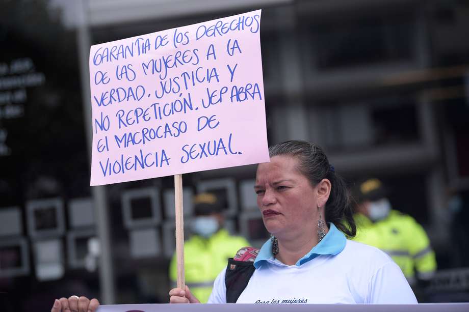 Fotografía de archivo que muestra una protesta el 25 de mayo pasado de mujeres que sufrieron violencia sexual en la guerra y que le exigían a la JEP que abriera el macrocaso. 