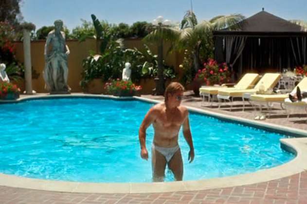 Matt Damon usa minúsculo traje de baño para broncearse