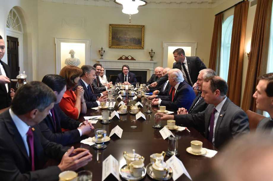 Juan Carlos Restrepo preside la mesa de un encuentro del presidente Juan Manuel Santos con el presidente de los Estados Unidos Donald Trump.