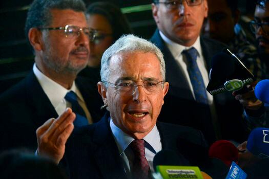 Former Colombian president (2002-2010) and senator Alvaro Uribe Velez (C) answers questions during a press conference at his residence in Rionegro, Antioquia department, Colombia on July 30, 2018. Uribe has resigned from the senate on July 24, 2018 after he was formally placed under investigation by the Colombian Supreme Court  for alleged bribery and fraud. The decision shakes the ranks of the incoming ruling party just 13 days after Uribe protege Ivan Duque won the presidential election.  / AFP / JOAQUIN SARMIENTO
