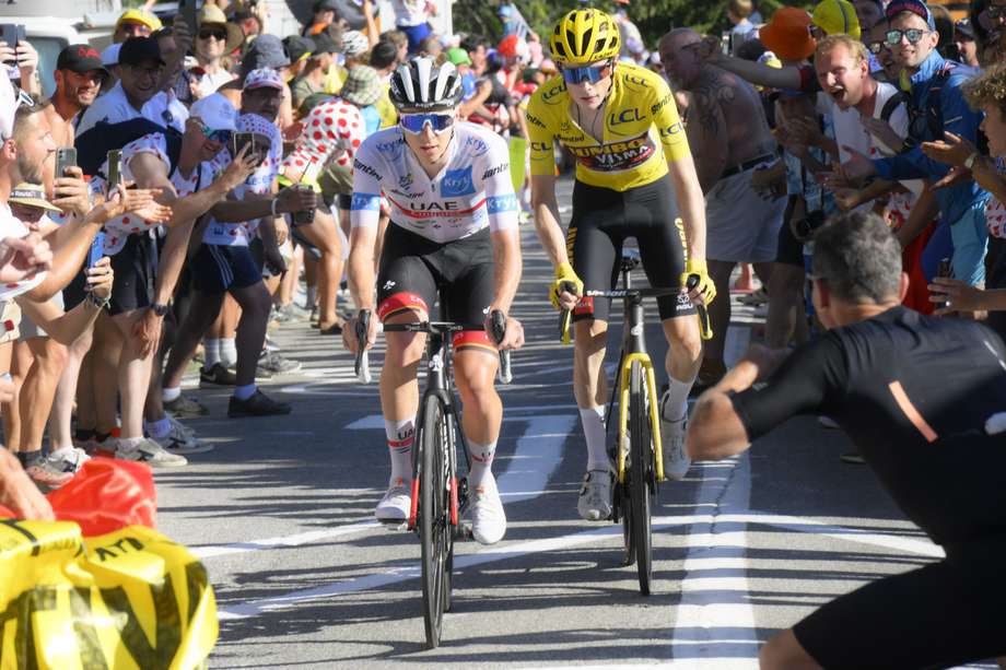 Pogacar (izquierda) y Vingegaard (derecha) luchan por quedarse con el Tour de Francia 2022.