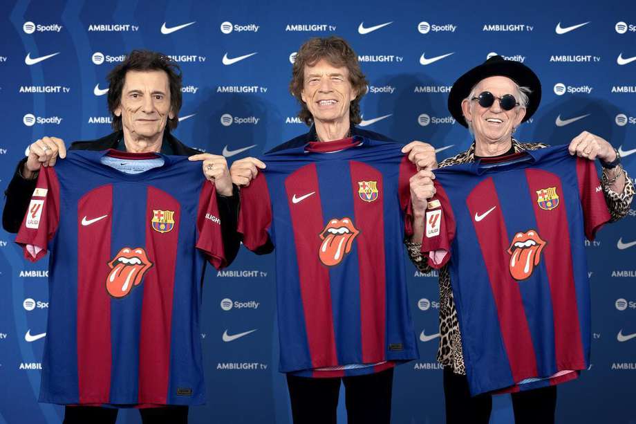 The Rolling Stones con la camiseta de Barcelona que lleva su logo para el partido frente a Real Madrid de este sábado