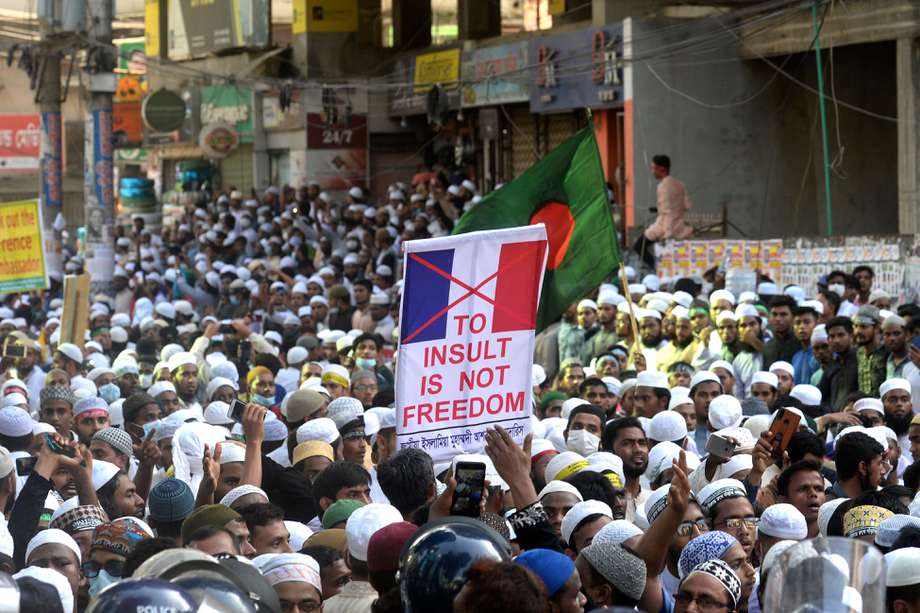 Manifestantes en Bangladés de un partido político islamista sostienen pancartas y gritan consignas durante una manifestación que pide el boicot de los productos franceses y denuncian al presidente francés Emmanuel Macron por sus comentarios sobre las caricaturas del profeta Mahoma