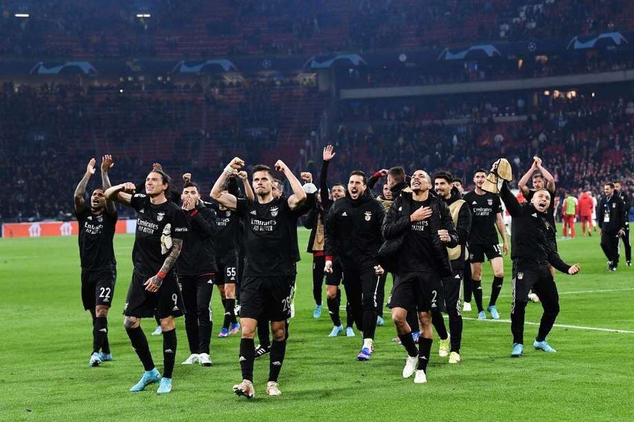 Jugadores de Benfica celebrando la clasificación de su equipo a la siguiente ronda de la Champions League.