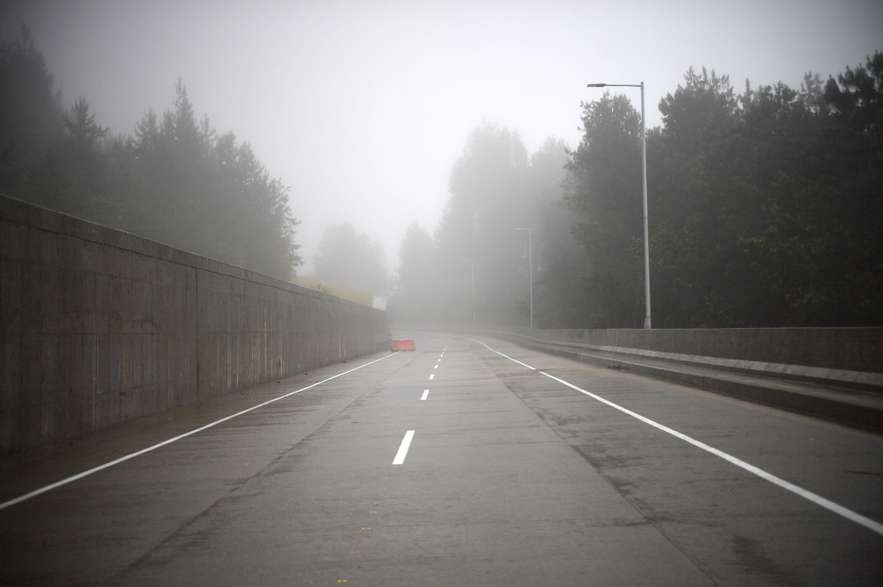 Una vía enmarcada en niebla a la altura de el alto de La Línea.