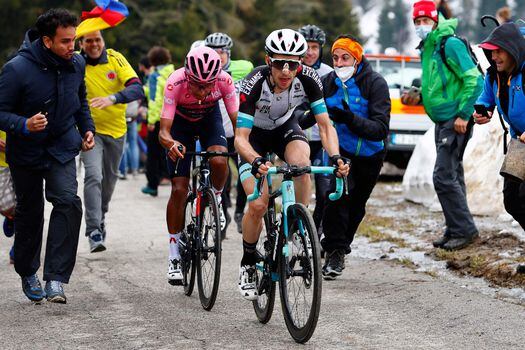La del británico Simon Yates es la rueda que debe seguir el colombiano Egan Bernal en las próximas etapas del Giro de Italia 2021.