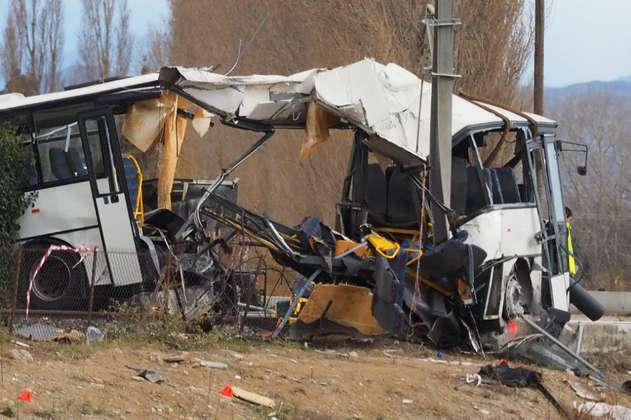 Suben a seis los niños muertos en choque entre autobus y tren en Francia